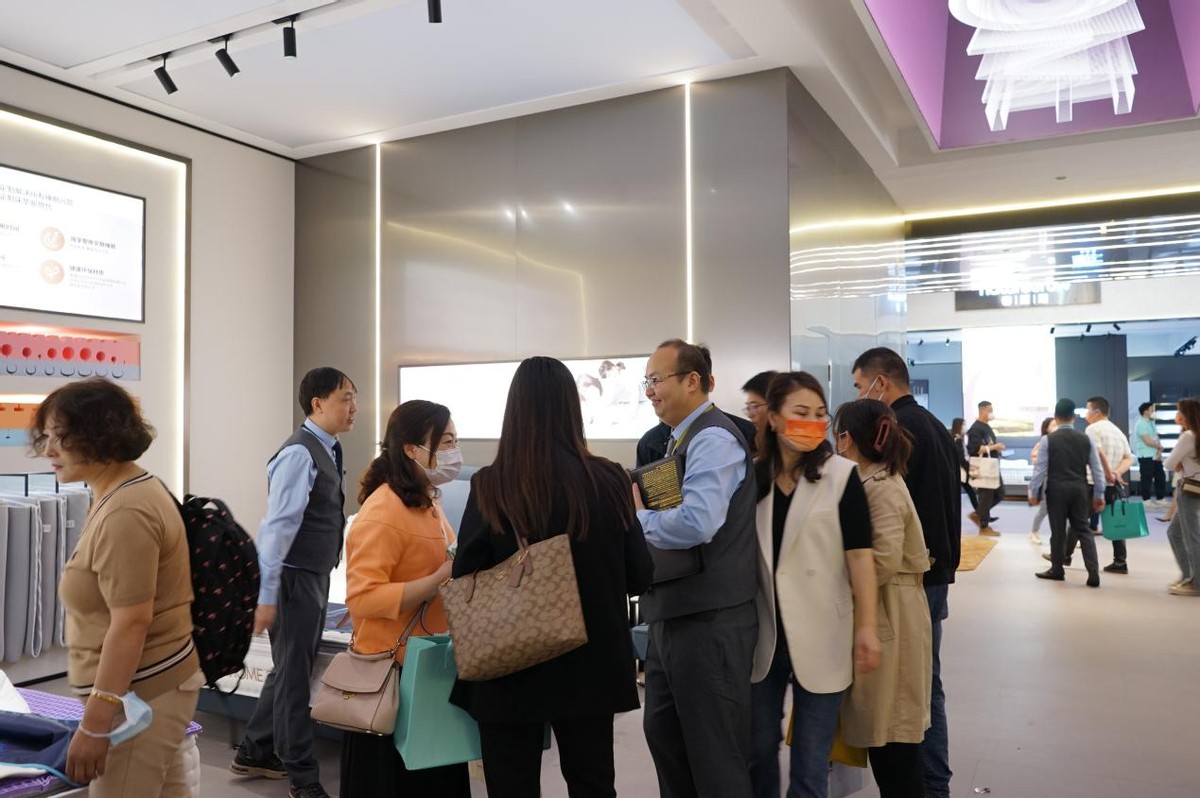 首战告捷-单日新落店27家！草莓污视频在线观看定制床垫火爆东莞名家具展(图5)